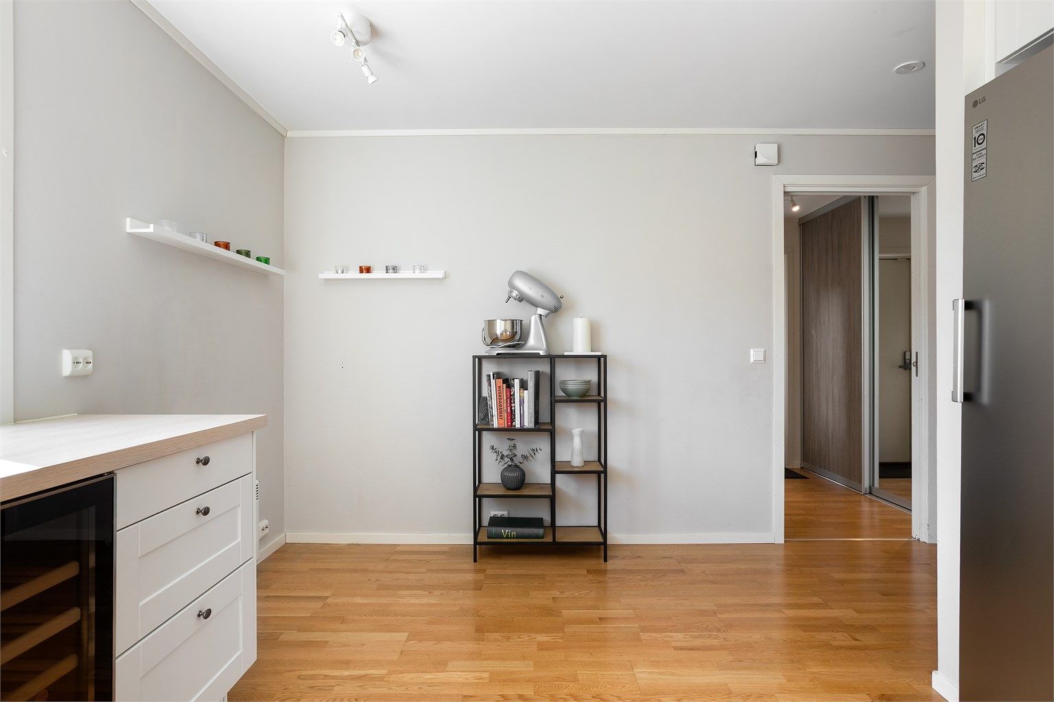Kjøkkenet har god plass til spisebord og stoler. 