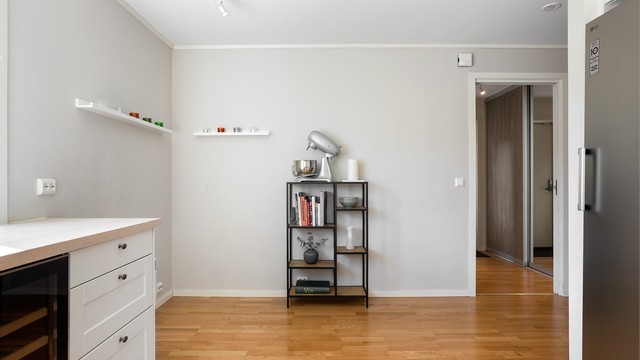 Kjøkkenet har god plass til spisebord og stoler.