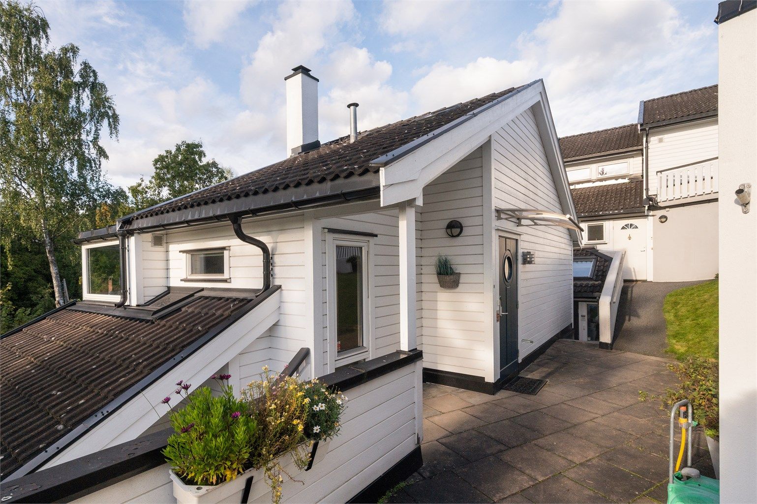 Boligen ligger i et etablert og rolig nabolag, og har egen inngang. 