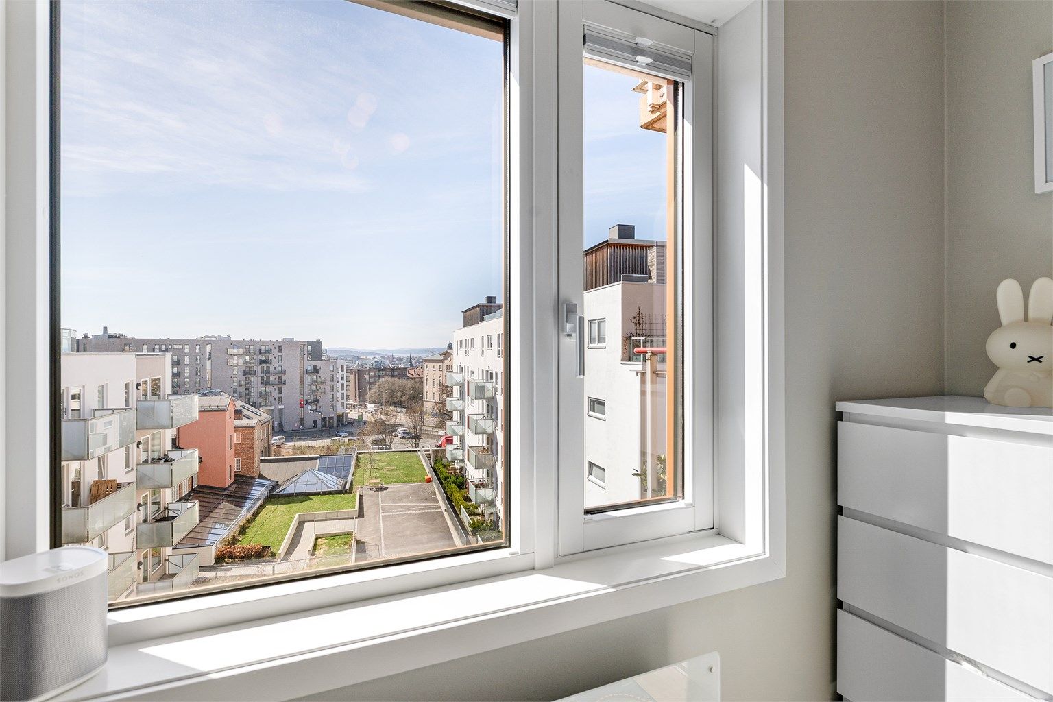 Vinduene er fra byggeåret, med karmer av tre kledd med metallplater utvendig.