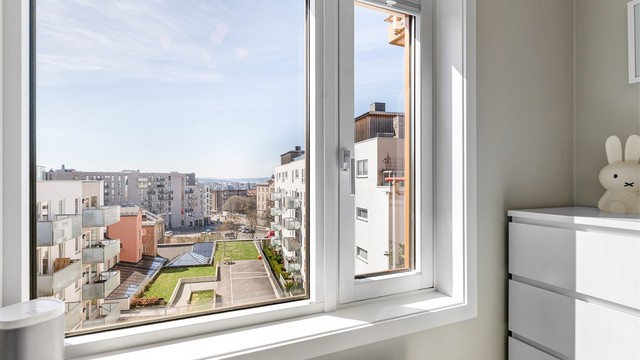 Vinduene er fra byggeåret, med karmer av tre kledd med metallplater utvendig.