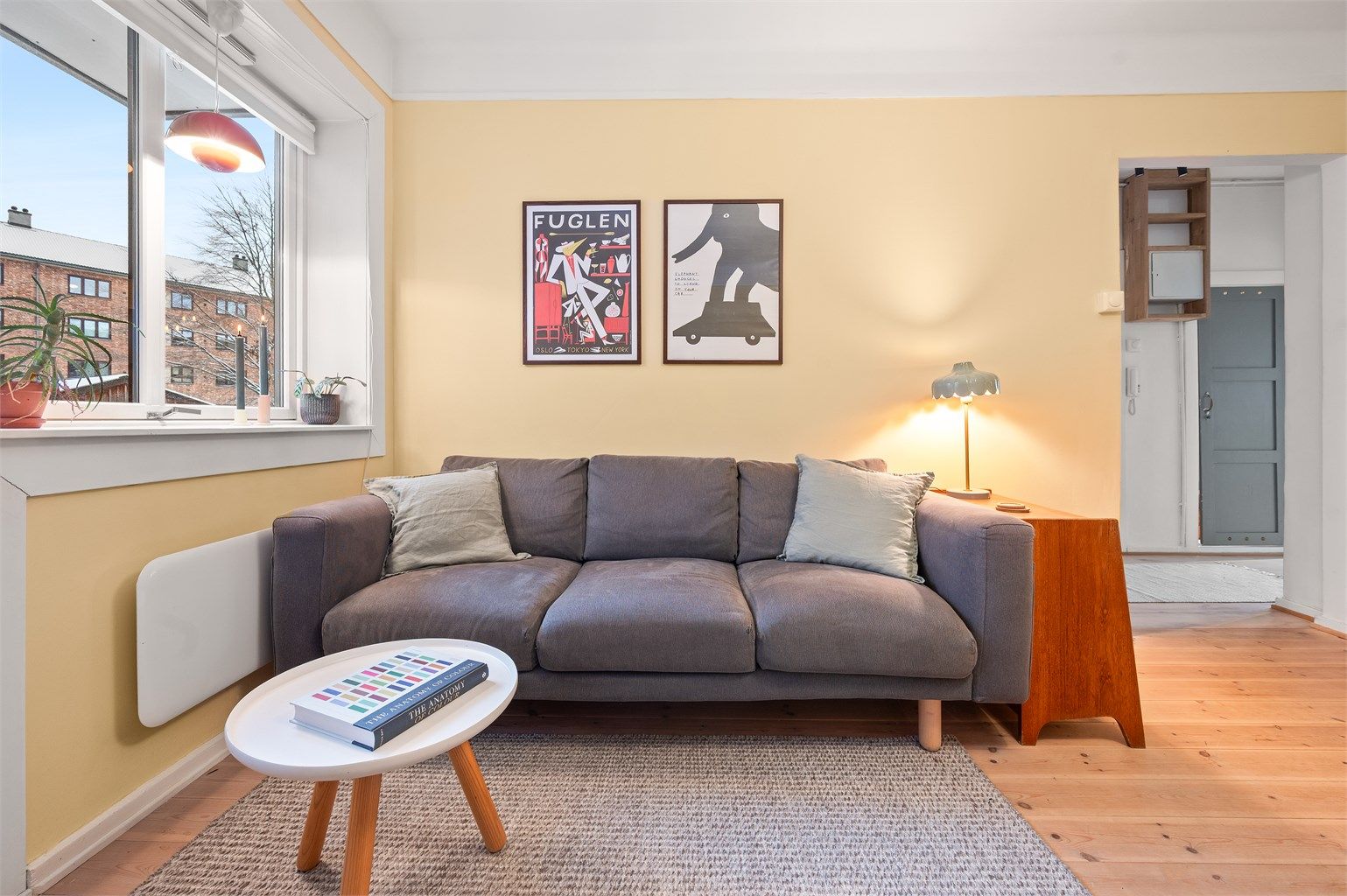 Vinduer med dype karmer som kan pyntes med planter, bøker og dekor.