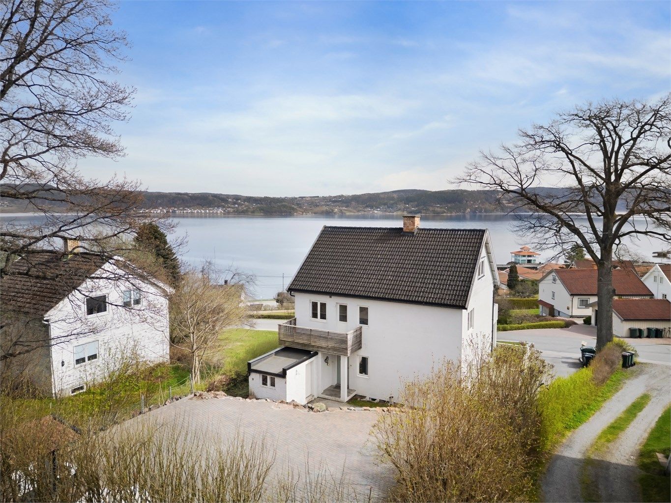 Gangavstand ned til bl.a. seilforening med båthavn og Knivestranda langs fjorden.