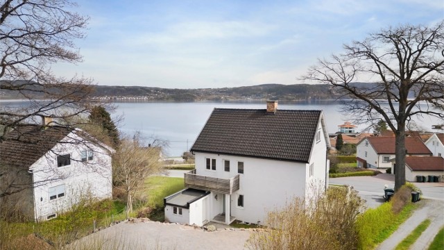 Gangavstand ned til bl.a. seilforening med båthavn og Knivestranda langs fjorden.