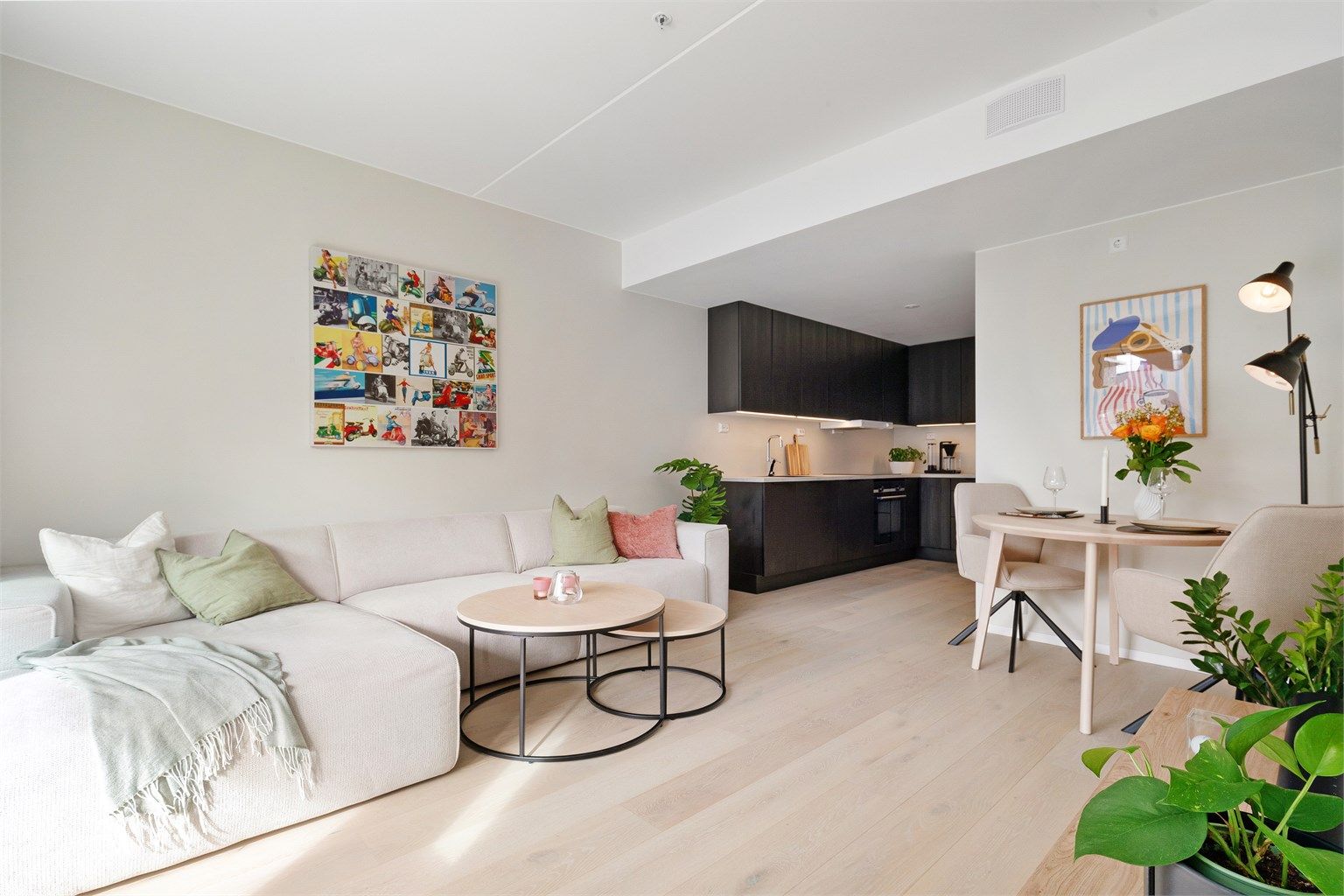 Leiligheten har en god intern beliggenhet i byggets 4. etasje, som er toppetasjen. Det er heisadkomst fra inngangsplan. Foto: Hanne Bruland/FotoHanne