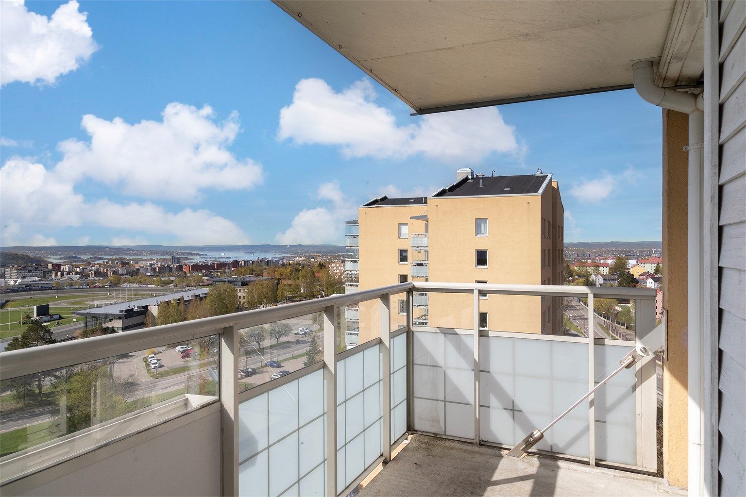 Fra stuen er det utgang til en balkong på 7 m². Her er det plass til en sittegruppe for å nyte den vide utsikten.