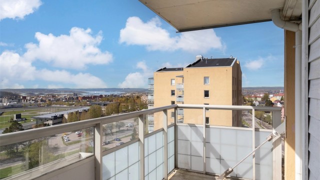 Fra stuen er det utgang til en balkong på 7 m². Her er det plass til en sittegruppe for å nyte den vide utsikten.