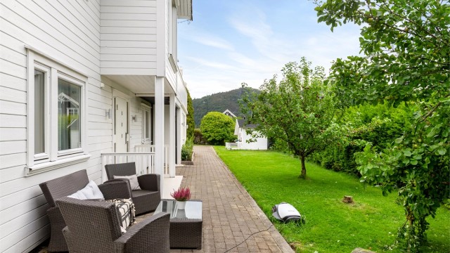 Uteplass ved inngangspartiet.