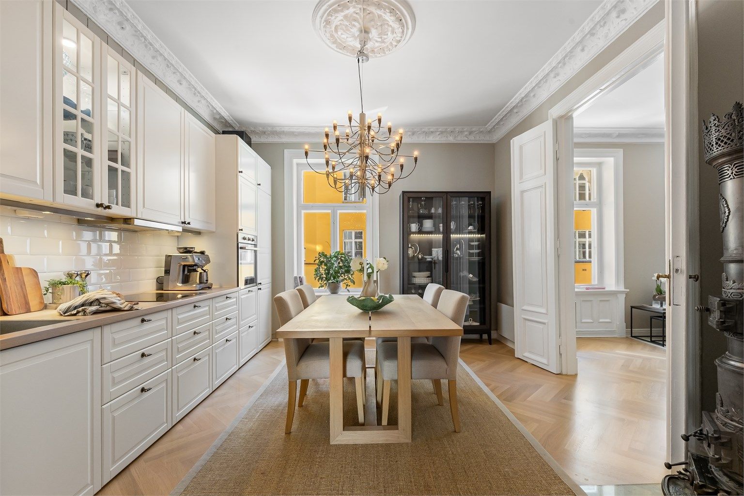 Den lange kjøkkenbenken gir rikelig med arbeidsflate for matlaging.