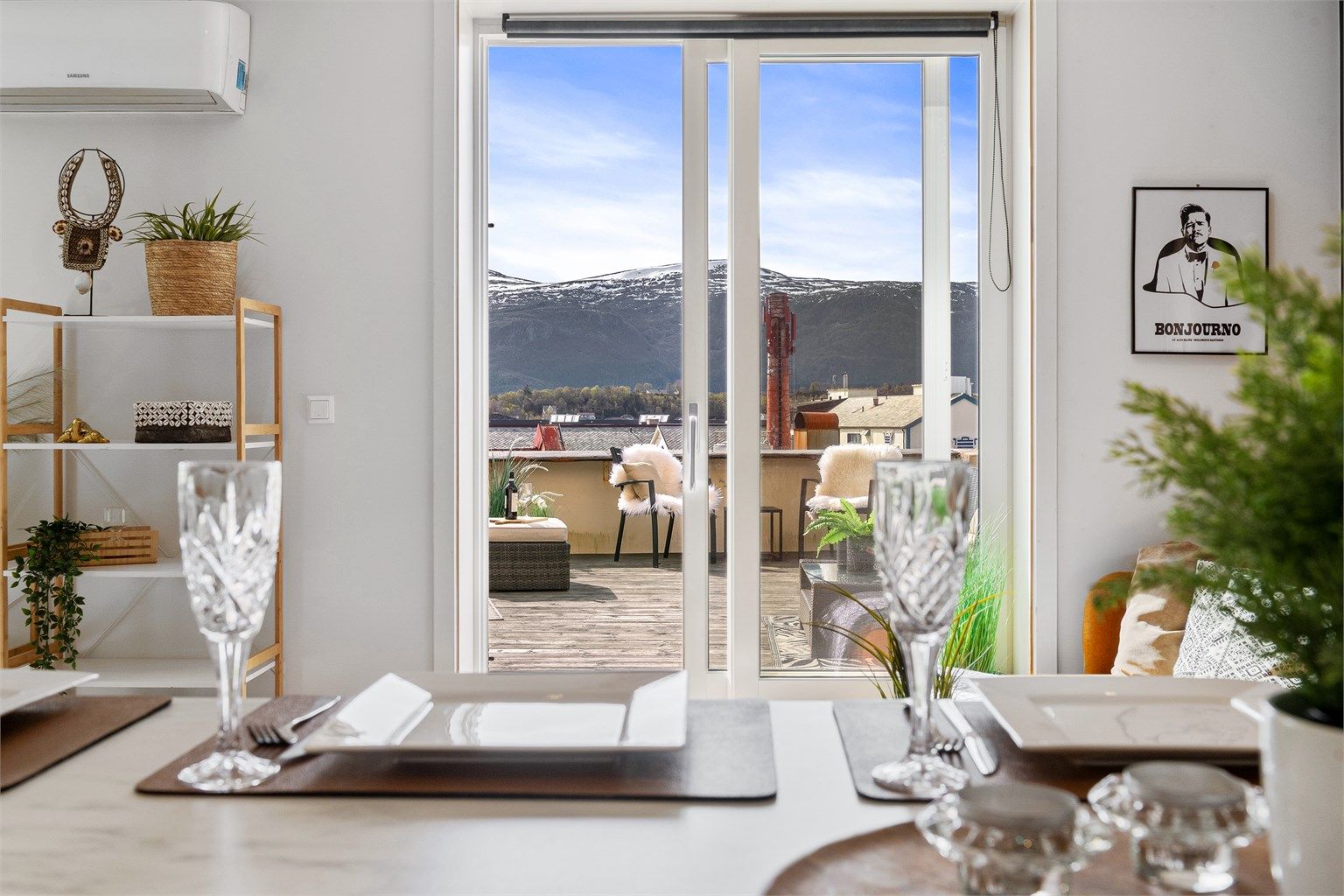 Praktisk kjøkkenøy med spiseplasser rundt 