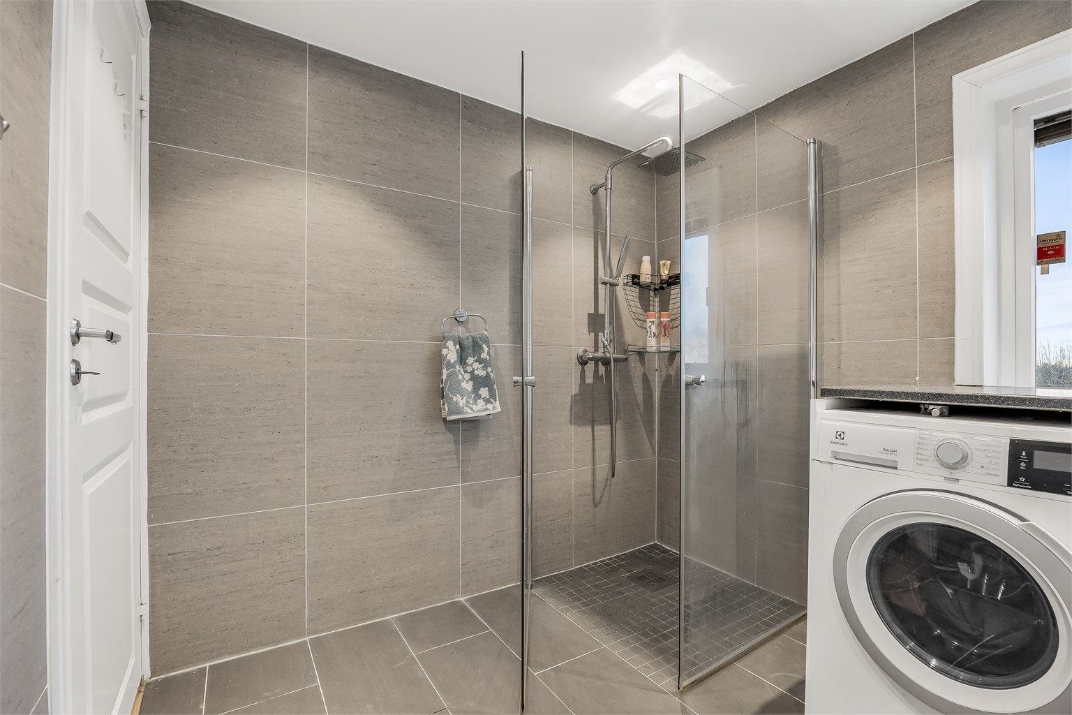 Badet er utstyrt med opplegg for vaskemaskin.