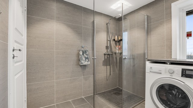 Badet er utstyrt med opplegg for vaskemaskin.