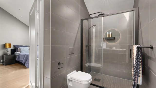 Masterbadet er en naturlig forlengelse av soveromssuiten og er utført med flislagte gulv og vegger, elektrisk gulvvarme og malt himling med integrerte downlights.
