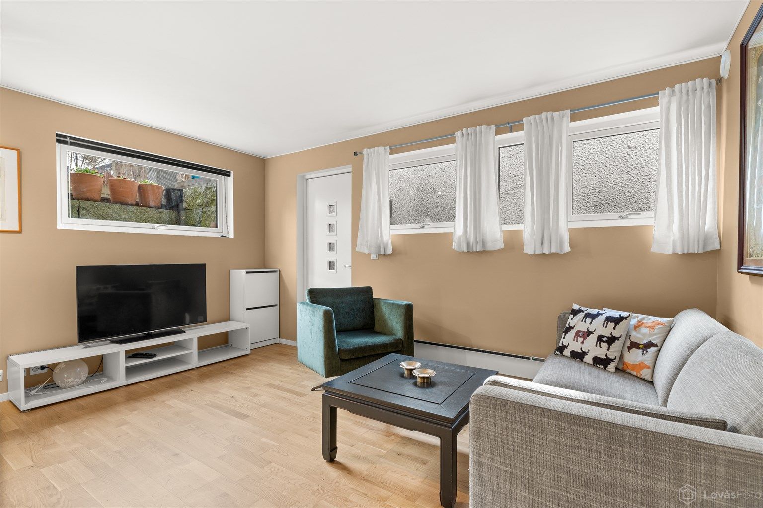 Enheten har egen inngangsdør, noe som gjør den ideell for utleie.