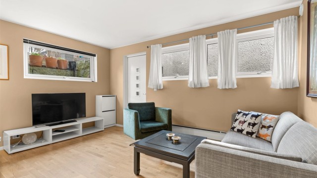 Enheten har egen inngangsdør, noe som gjør den ideell for utleie.