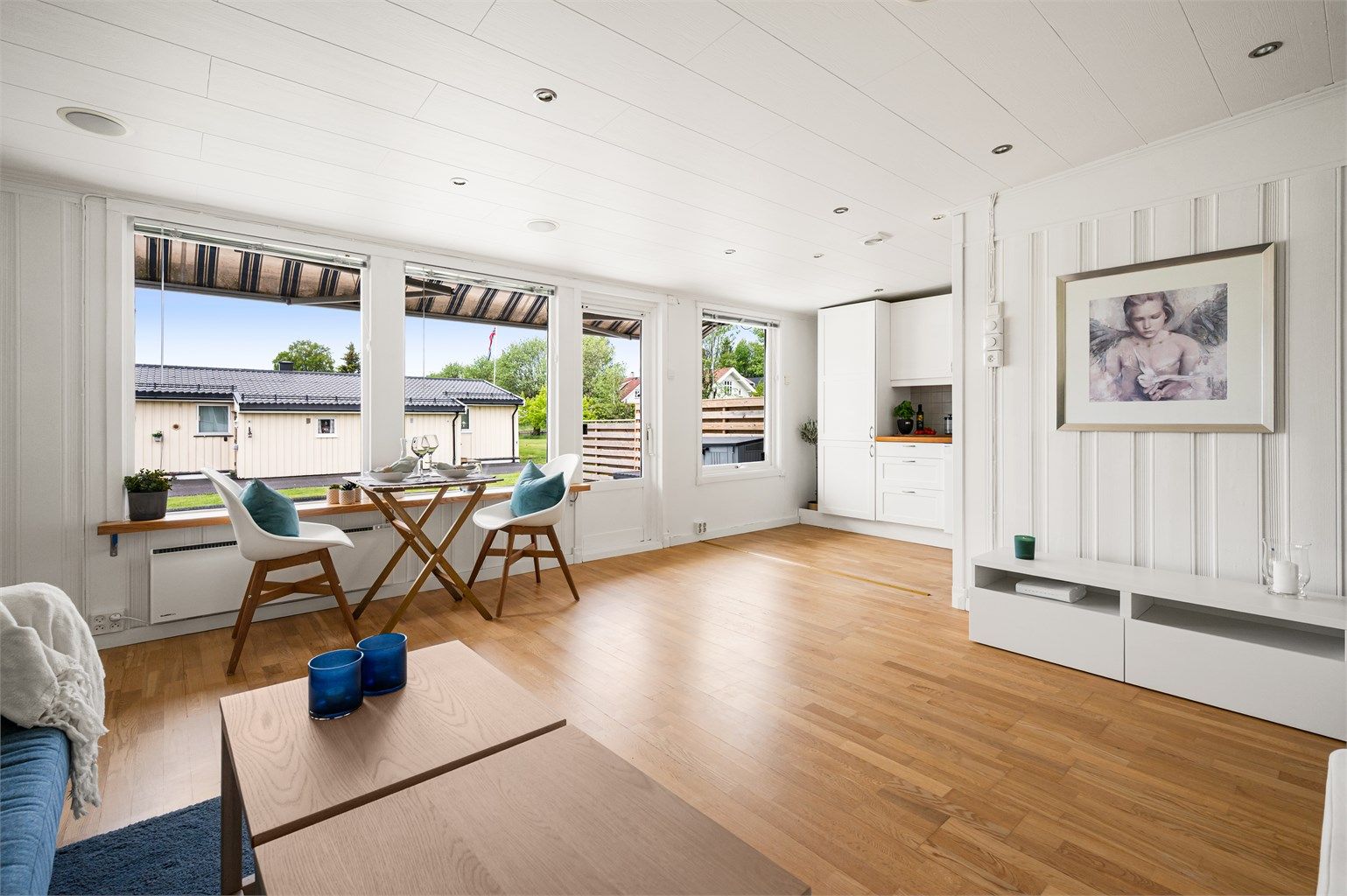 En lys og velholdt rekkehusleilighet med god planløsning - beliggende i et attraktivt og rolig borettslag på Fjellhamar i Lørenskog kommune.