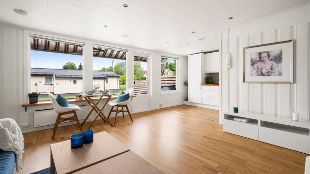 En lys og velholdt rekkehusleilighet med god planløsning - beliggende i et attraktivt og rolig borettslag på Fjellhamar i Lørenskog kommune.