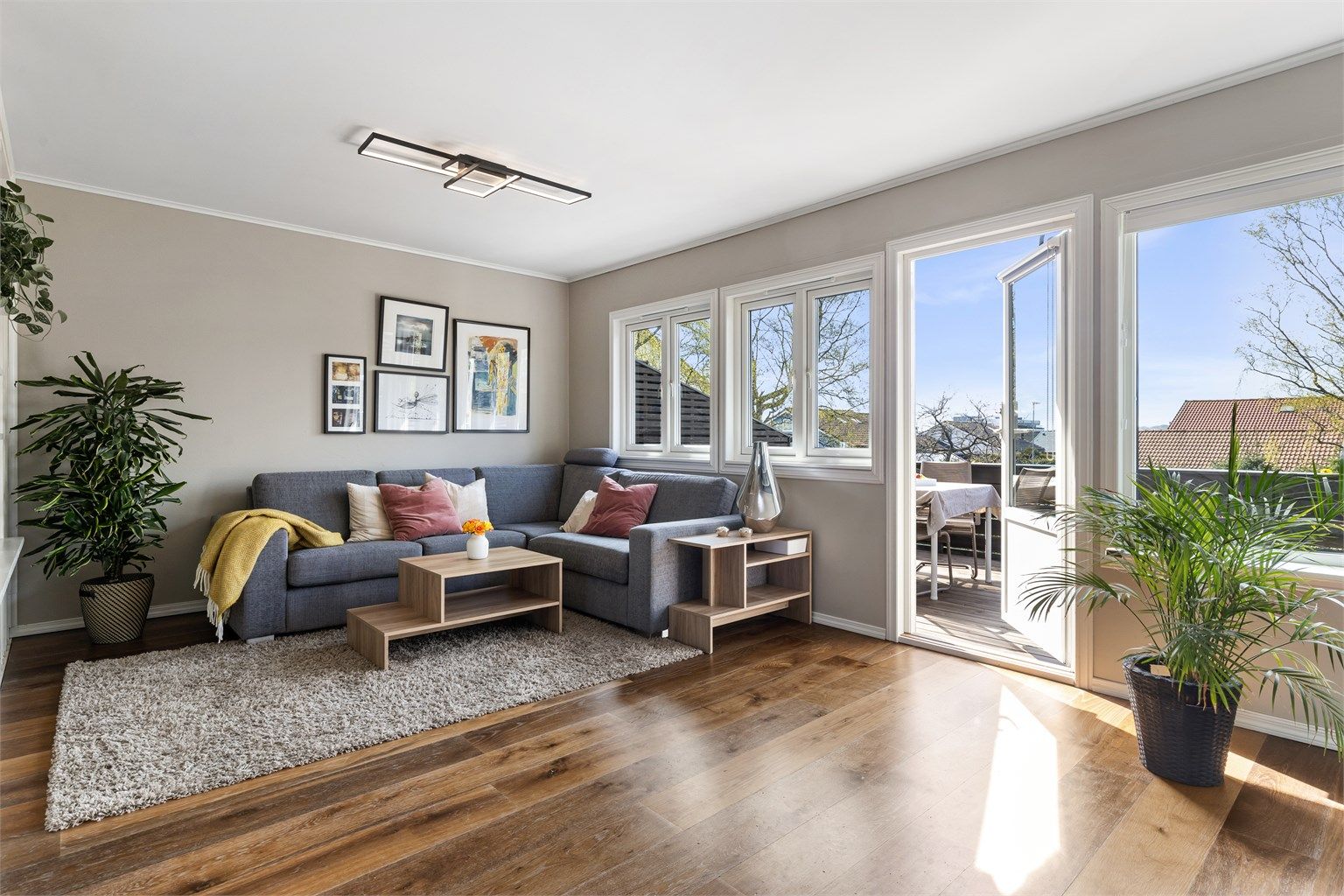 Stuen i andre etasje har parkett på gulvet, og store vindusflater som slipper inn rikelig med lys. Herfra er det direkte utgang til den solrike balkongen.