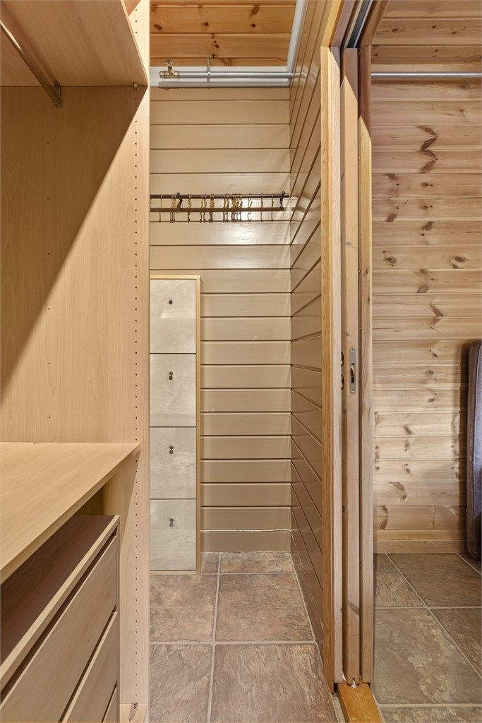 Soverommet har en egen walk-in-garderobe med gode muligheter for klesoppbevaring.