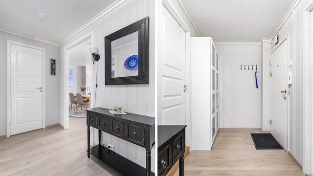 Den innvendige boden i leiligheten er forbundet med entreen. Mer lagringsplass er det i kjellerboden leiligheten disponerer.