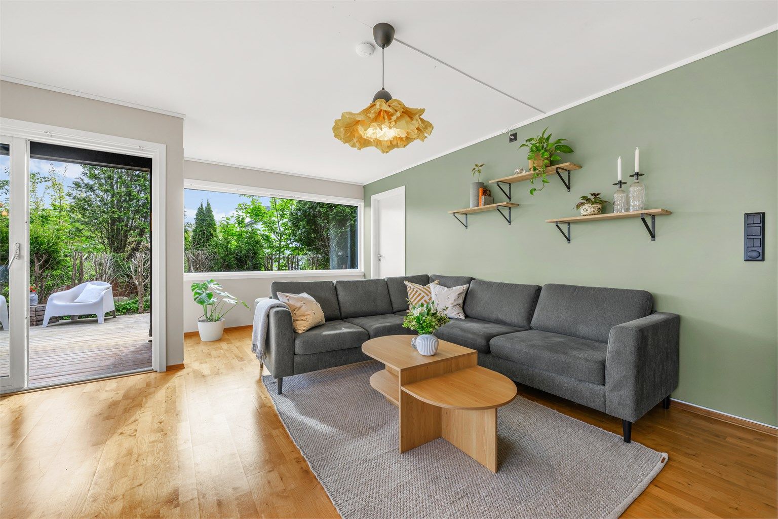 Romslig stue med utgang til skjermet uteområde