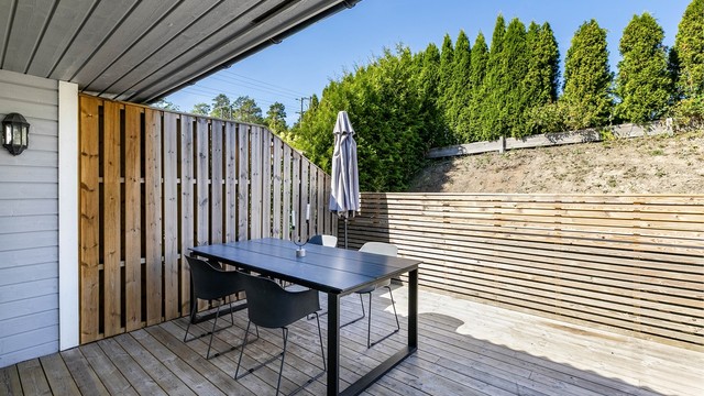 På terrassen er det sommerstid sol fra tidlig ettermiddag til kveld.