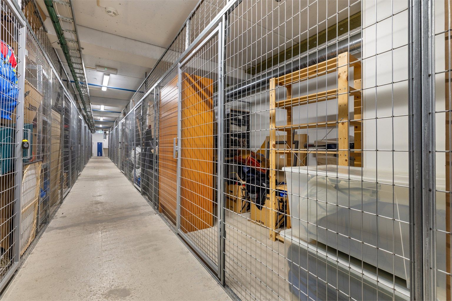 Romslig bod i blokkens kjelleretasje