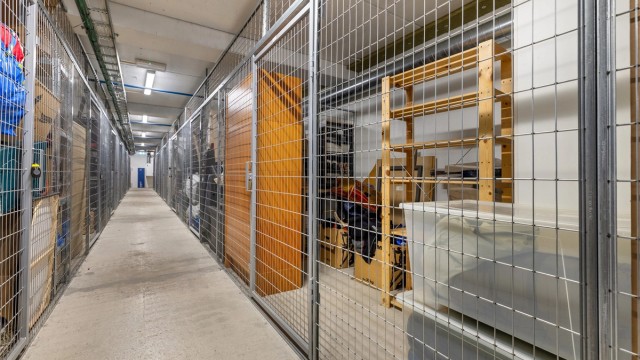 Romslig bod i blokkens kjelleretasje