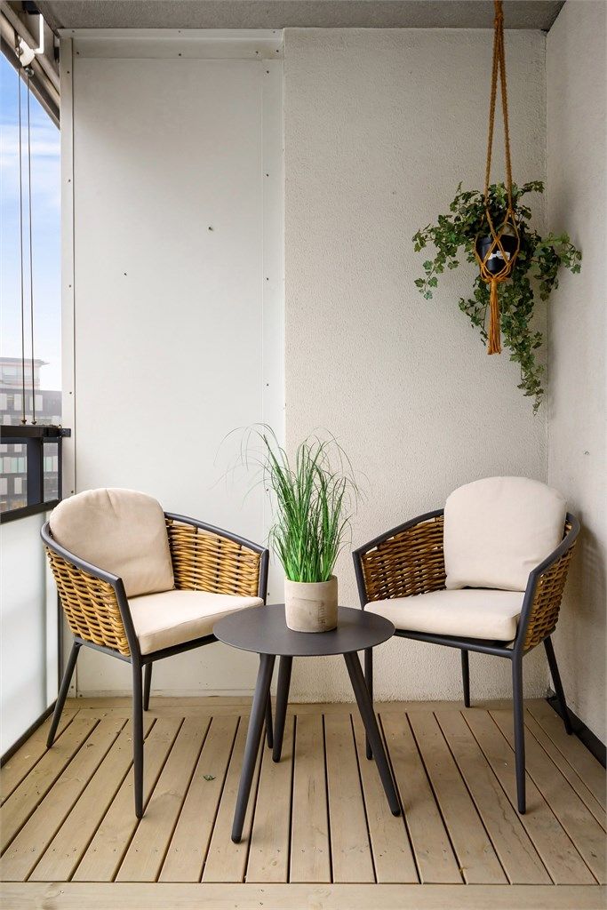 Balkongen har plass til en hyggelig sittegruppe.