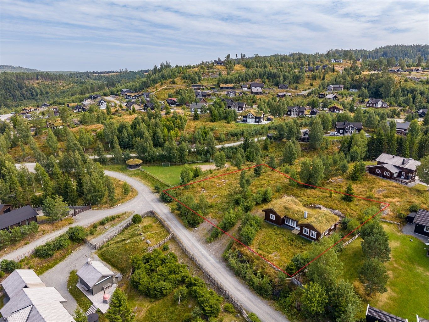 Mjøsli er utviklet som et helårsdestinasjon for hele familien. Rett utenfor hyttedøren finner du flotte turstier og skogsbilveier som innbyr til fotturer, terrengløping og sykkelturer i sommerhalvåret. (Markeringen av tomten er ikke nøyaktig inntegnet)
