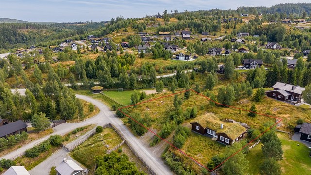 Mjøsli er utviklet som et helårsdestinasjon for hele familien. Rett utenfor hyttedøren finner du flotte turstier og skogsbilveier som innbyr til fotturer, terrengløping og sykkelturer i sommerhalvåret. (Markeringen av tomten er ikke nøyaktig inntegnet)