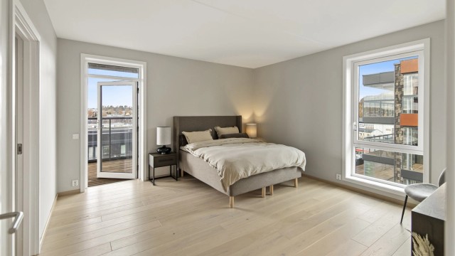 Fra soverommet er det utgang til en vestvendt, overbygd balkong, perfekt for rolige morgener eller sene kvelder i frisk luft. Her får de voksne sitt helt eget tilbaketrukne pusterom, med både funksjon og atmosfære i særklasse