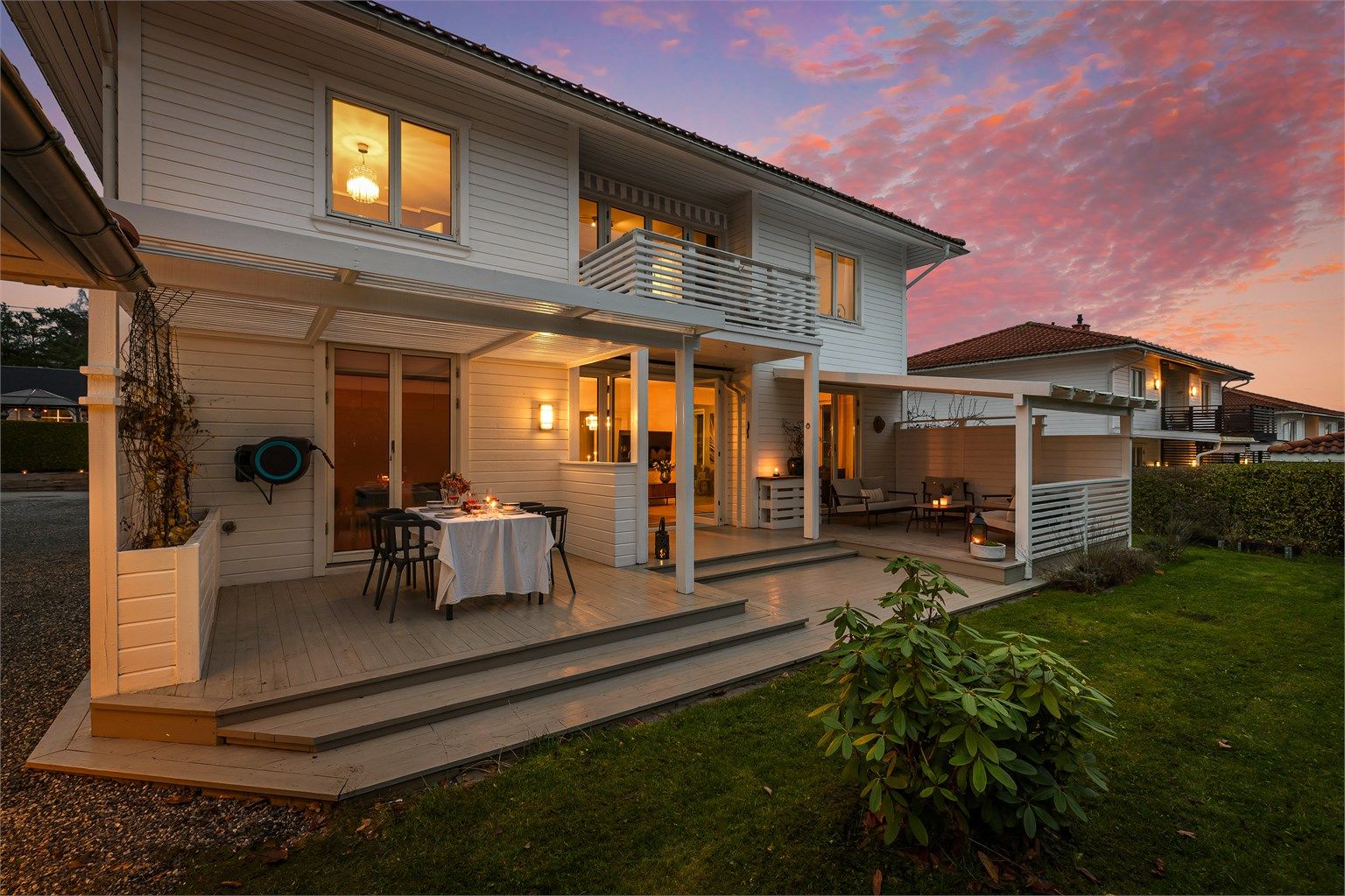 På den skjermede siden av boligen er det anlagt lune terrasser til både hybelen og hoveddelen.