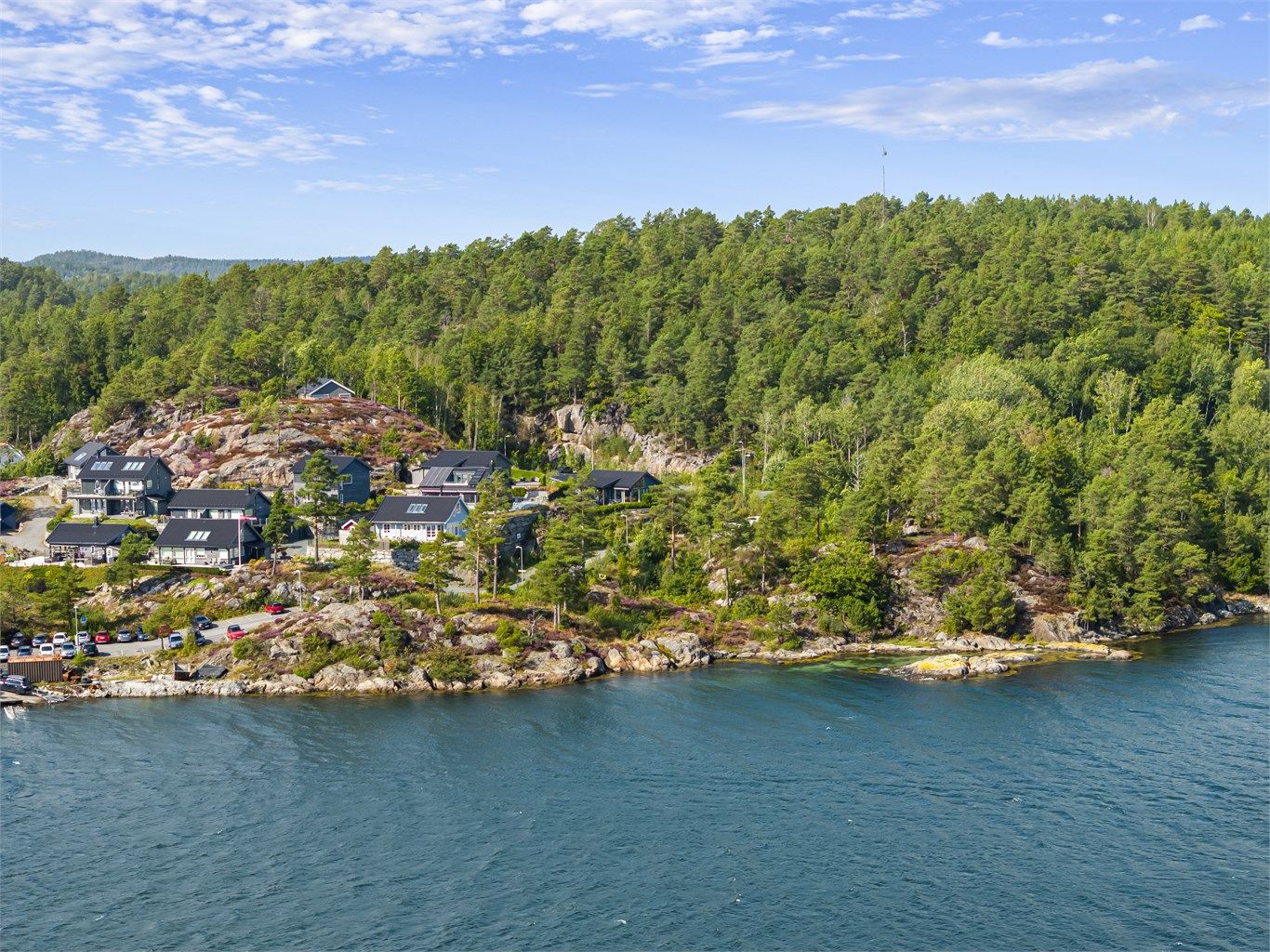 Området byr på en vakker skjærgård med fine turstier og badeplasser.