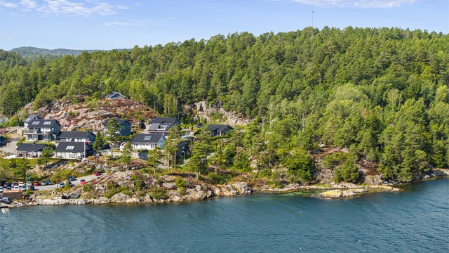 Området byr på en vakker skjærgård med fine turstier og badeplasser.