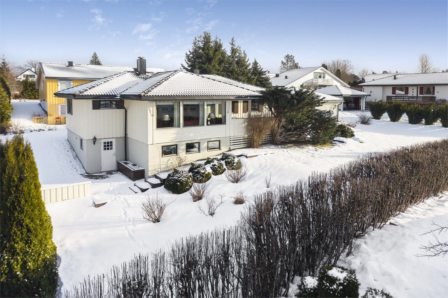 Velkommen til Høysletta 25! Stor enebolig over to plan i et attraktivt boligområde. 