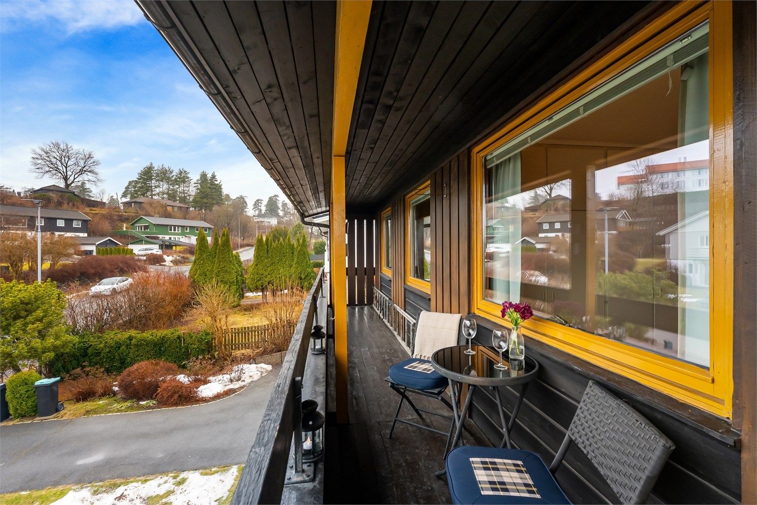 Den vestvendte balkongen er på 10 m² og er overbygget.