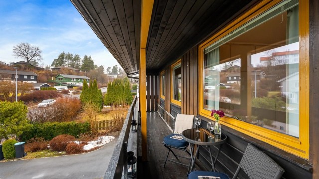 Den vestvendte balkongen er på 10 m² og er overbygget.