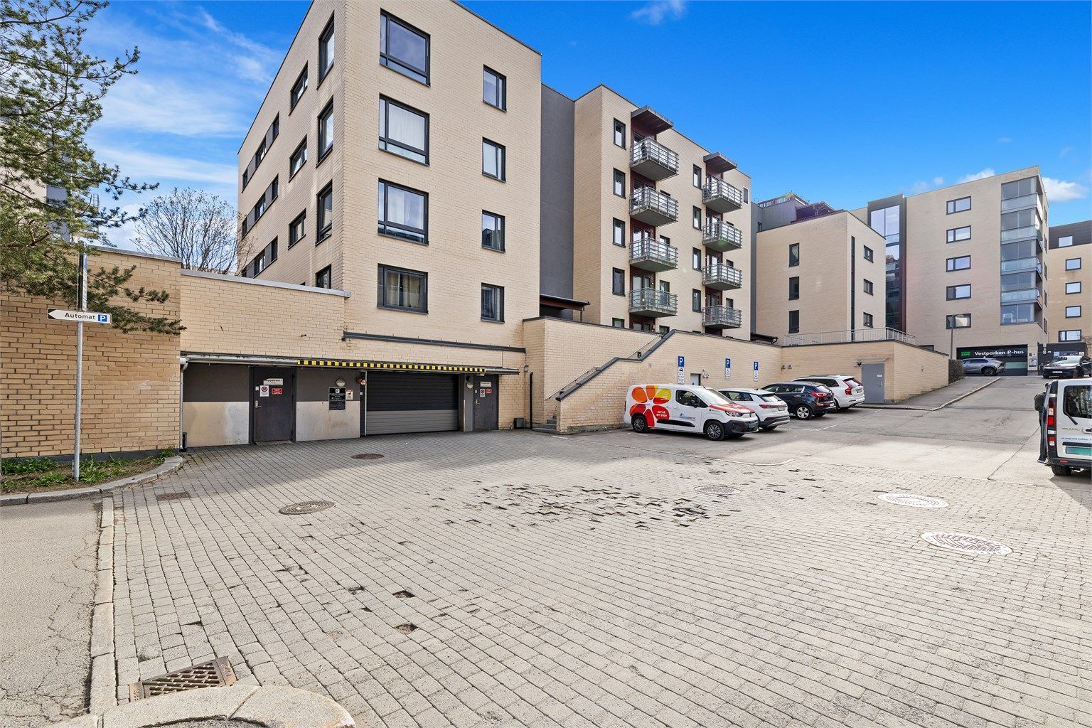 I tilknytning til garasjeanlegget disponerer leiligheten en bod på 2 m².