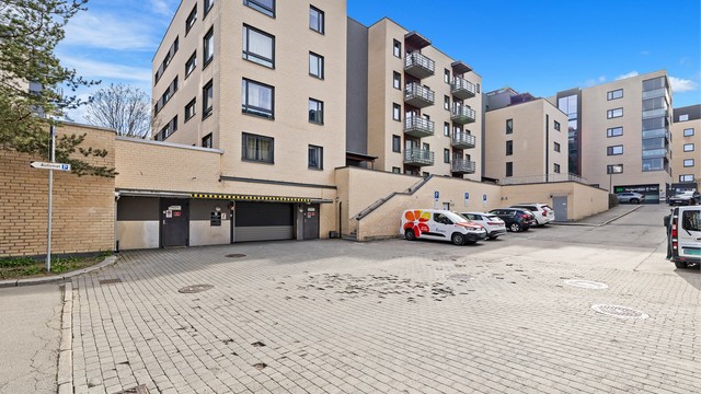 I tilknytning til garasjeanlegget disponerer leiligheten en bod på 2 m².