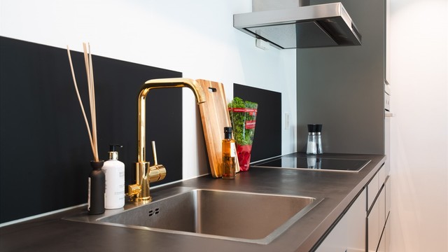 Det er installert komfyrvakt og waterguard i kjøkkenbenken for ekstra trygghet.