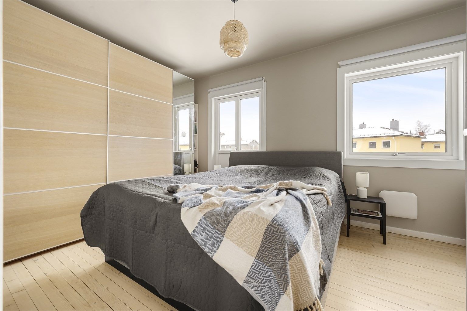 Hovedsoverommet er av god størrelse, og har flere løsninger for oppbevaring.