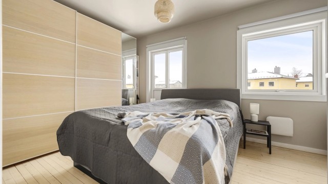 Hovedsoverommet er av god størrelse, og har flere løsninger for oppbevaring.