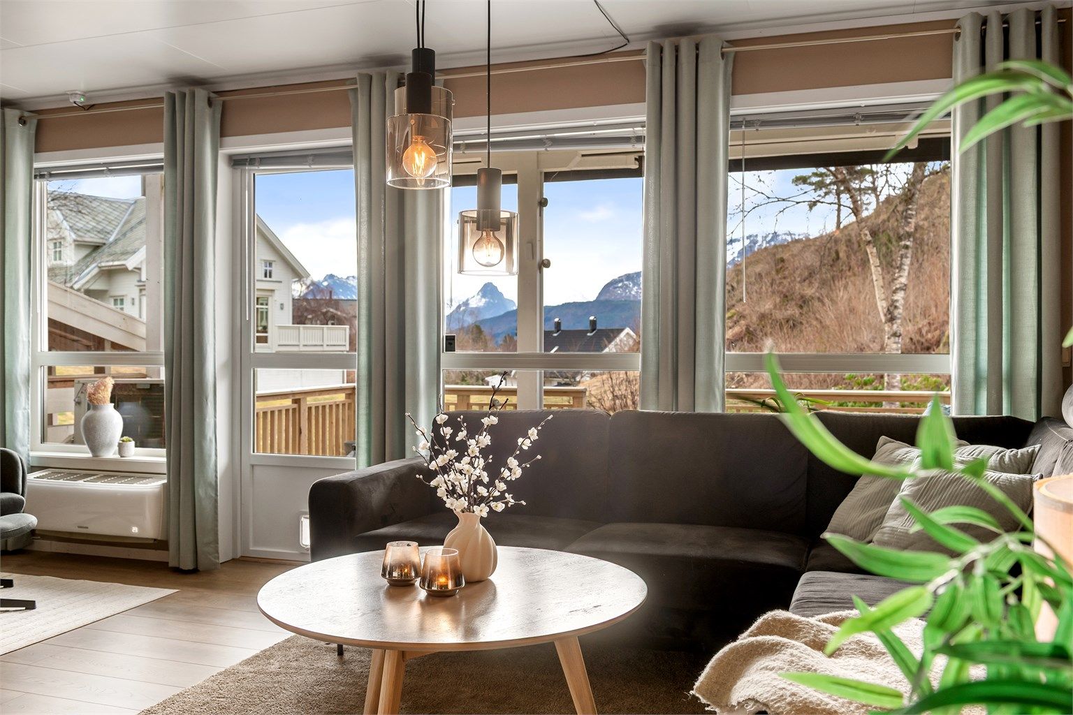 Store vindusflater gir rikelig med dagslys og utsikt mot Sunnmørsalpane.