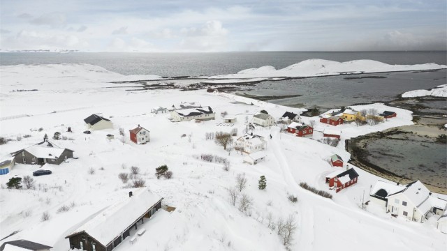 Det er en begrenset men økende hyttebygging på øya, og fastlandet ligger kun en 30 minutters kjøretur unna.