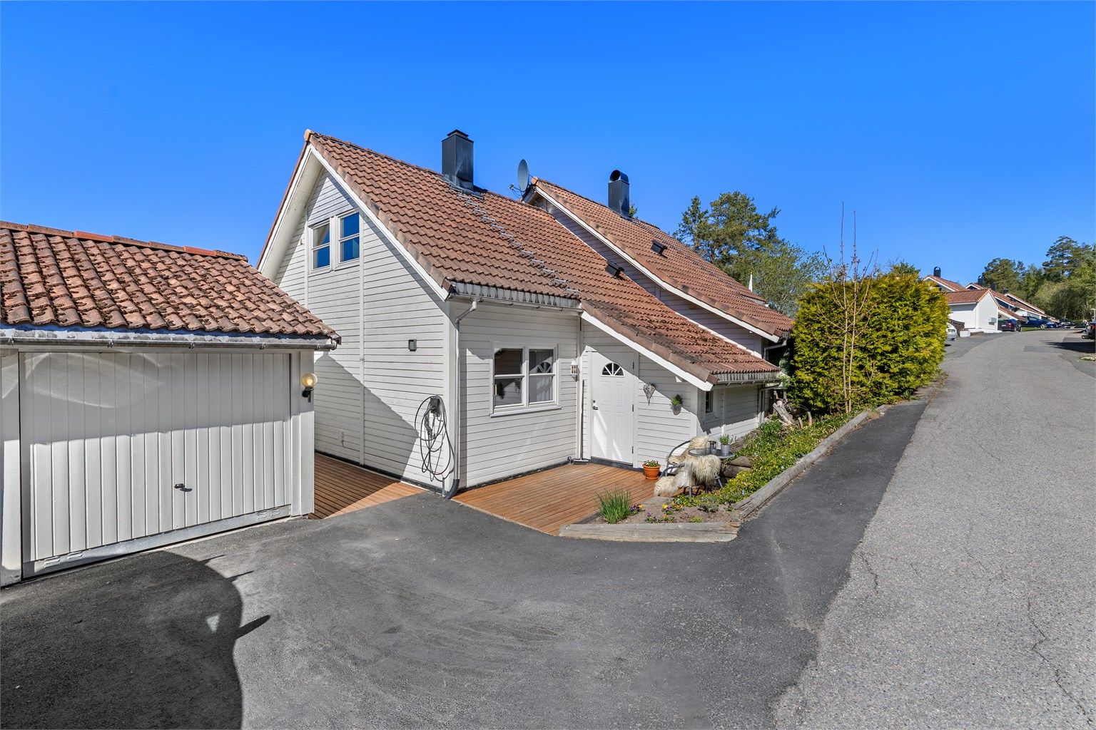 Velkommen til Kobberveien 18, en super familiebolig som ligger flott til med fantasisk utsikt og svært gode solforhold. Egen garasje samt el-bil lader rett utenfor døren