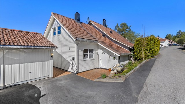 Velkommen til Kobberveien 18, en super familiebolig som ligger flott til med fantasisk utsikt og svært gode solforhold. Egen garasje samt el-bil lader rett utenfor døren