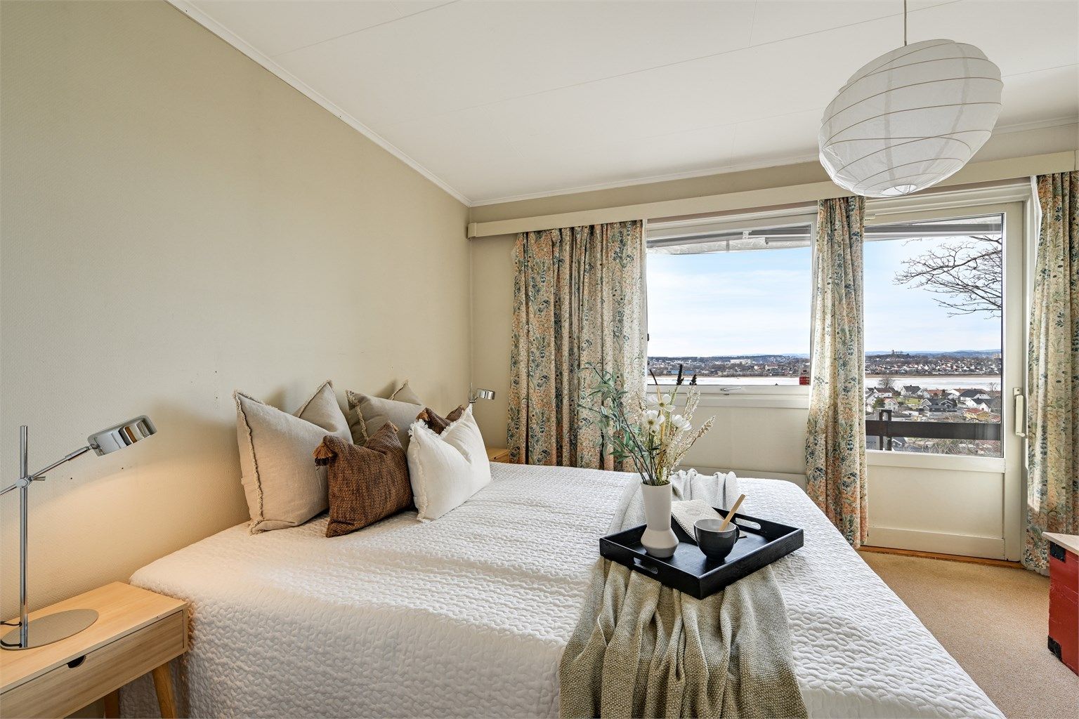 God plass til dobbeltseng og tilhørende møblement. 