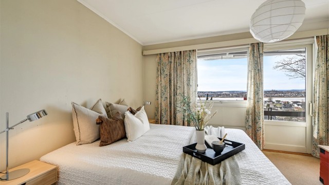 God plass til dobbeltseng og tilhørende møblement.