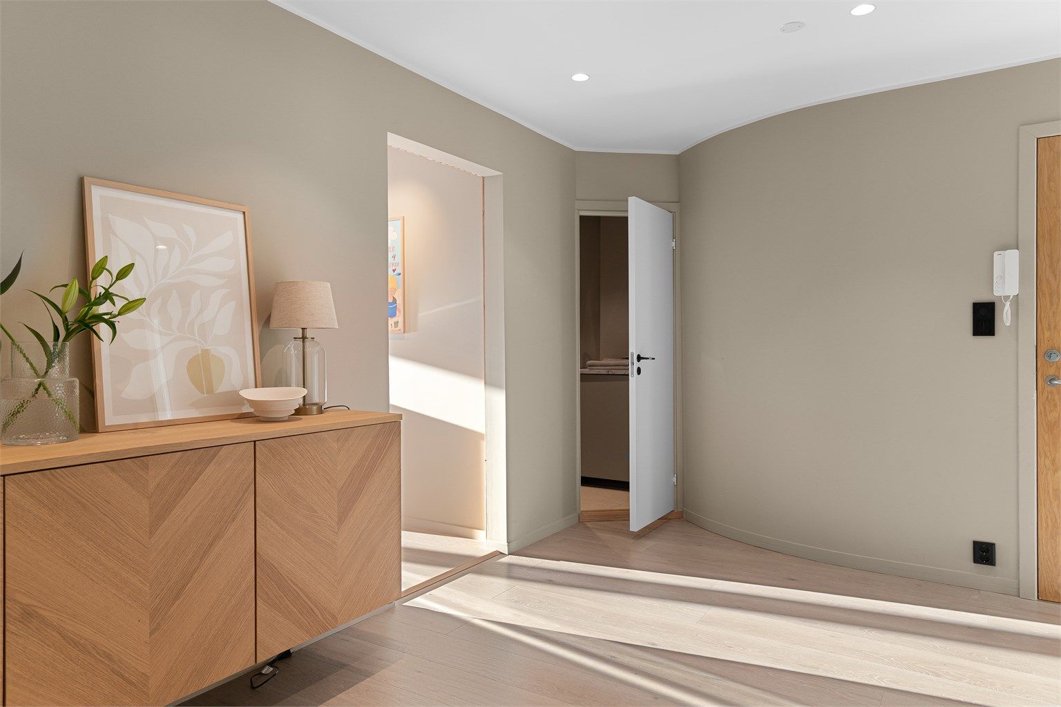 - Romslig og flott entré -